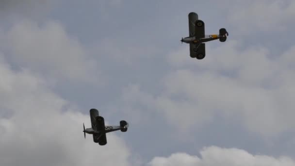 Avion de chasse biplan rétro de la Royal Navy vol en formation dans un ciel nuageux — Video