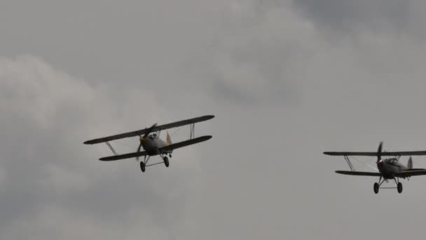 Vue rapprochée des biplans britanniques des années 1930 avions de chasse en vol — Video