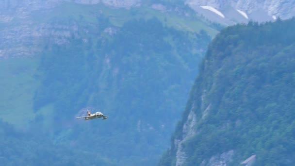 Aviones militares volando a alta velocidad en un magnífico valle alpino suizo — Vídeo de stock