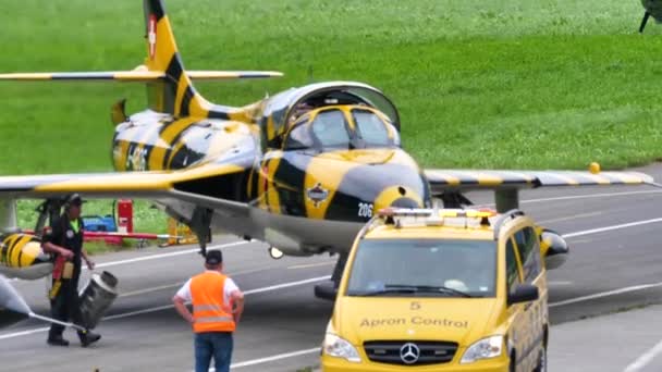空港での歴史的な軍用ジェット駐車場の近景 — ストック動画