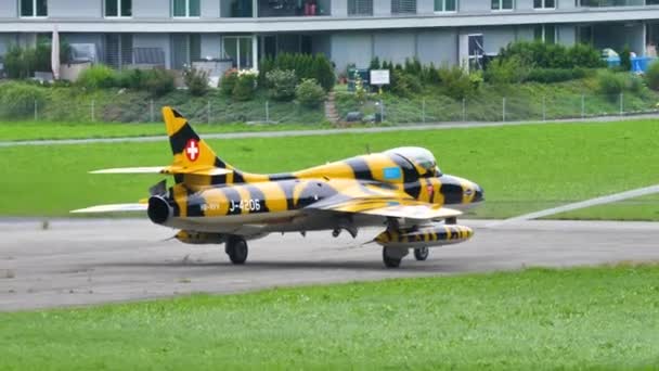 Avions de combat circulant vers le parking de l'aéroport — Video