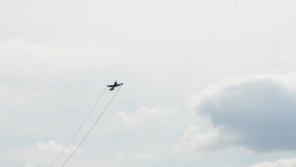 Zoom in op een vintage propeller militair vliegtuig tijdens het uitvoeren van stunts in de vlucht — Stockvideo