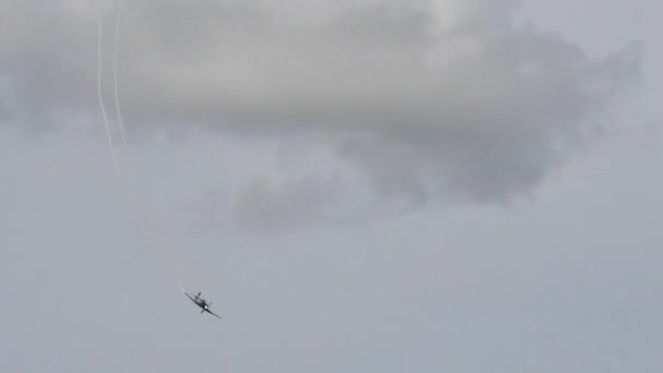 Avión militar de caza de hélice azul vintage en un paso bajo y rápido — Vídeo de stock