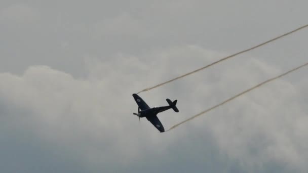 Vintage militair vliegtuig tekent prachtige figuren tijdens het uitvoeren van stunts — Stockvideo