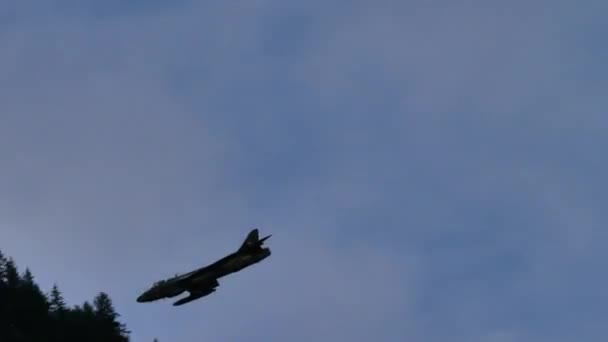 Fighter jet flies at high speed near the rocky walls of an alpine valley — 图库视频影像