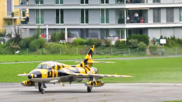 Винтажный истребитель в желтой и черной ливрее взлетает в 4К — стоковое видео