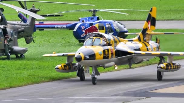 Sarı ve siyah kaplan üniformalı soğuk savaş döneminin klasik uçaklarının yakın çekimi. — Stok video