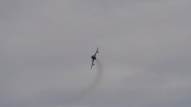 Avión de combate en vuelo a alta velocidad en un valle alpino en 4K — Vídeo de stock