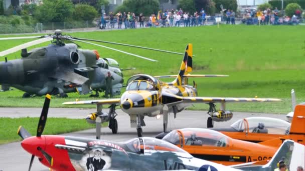 Historische Koude Oorlog militaire straaljager taxi naar de luchthaven parkeerplaats onder vele andere vliegtuigen — Stockvideo
