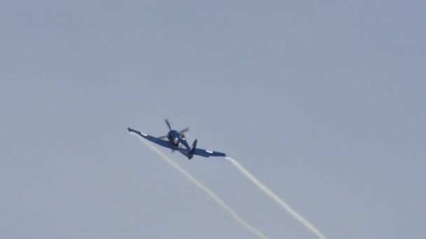 Ancient propeller plane with radial Bristol Centaurus engine in flight — 비디오