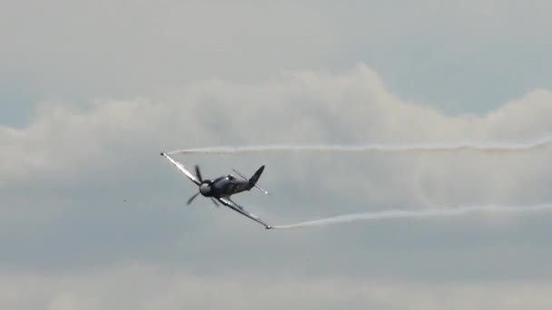 Paso bajo y rápido de un viejo avión de combate de hélice de la década de 1950 — Vídeos de Stock