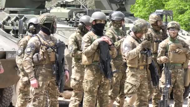 Soldados de pie frente a los tanques durante el entrenamiento militar — Vídeo de stock