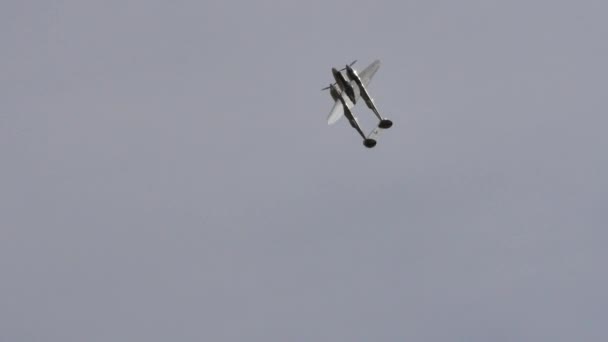 Lockheed P-38 Rayo de Red Bull Toros Voladores en vuelo en el cielo azul — Vídeo de stock