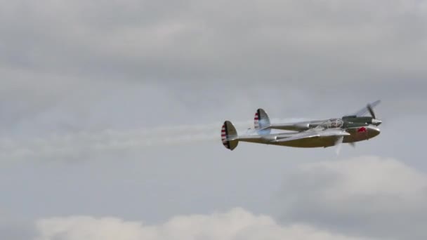 Avión de hélice de caza viejo famoso de la Fuerza Aérea de EE.UU. de WW2 en vuelo — Vídeo de stock