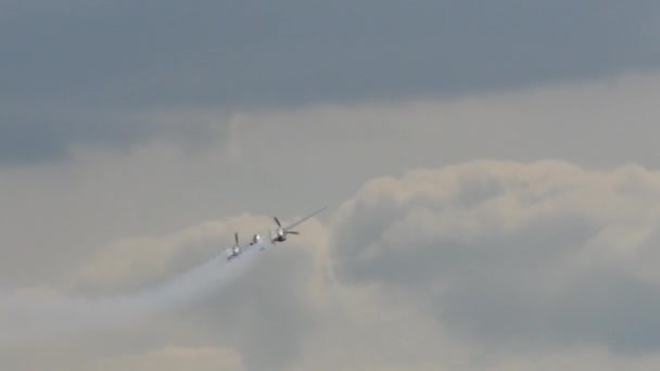 Fighter piloot op een Tweede Wereldoorlog historisch vliegtuig in de lucht met witte paden — Stockvideo