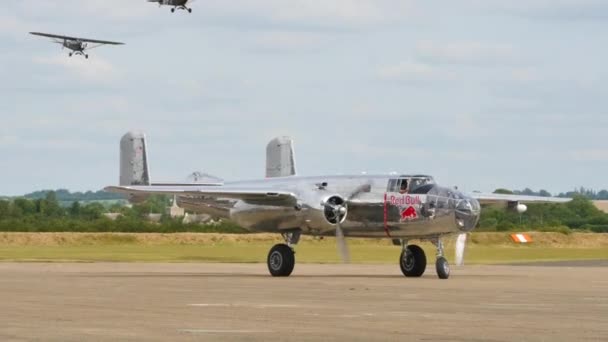 North American B-25 Mitchell Red Bull Flying Bulls σταθμευμένο με κινητήρα σε λειτουργία — Αρχείο Βίντεο