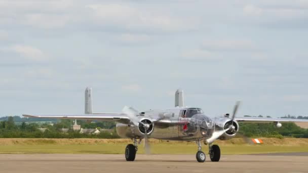 American bomber of World War II warmin up both propeller engines before take off — 비디오