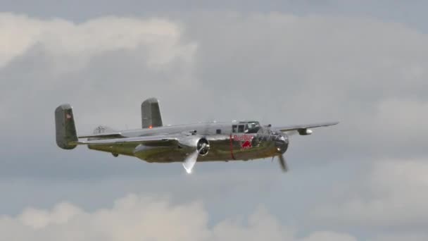 Noord-Amerikaanse B-25 Mitchell was de bommenwerper die in 1942 werd gebruikt voor de Doolittle Raid. — Stockvideo