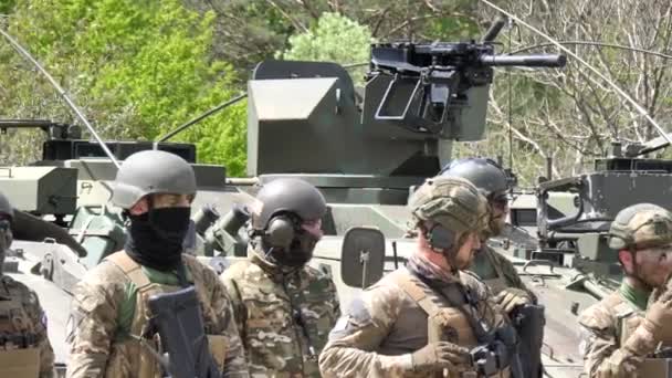 Soldados de pie frente a los tanques durante el ejercicio militar — Vídeos de Stock