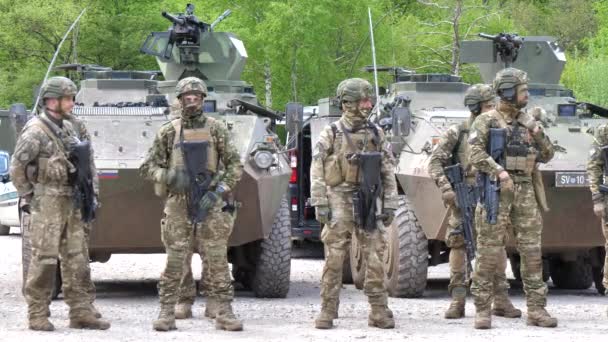 Fuerzas armadas de pie frente a los tanques durante el ejercicio militar — Vídeos de Stock