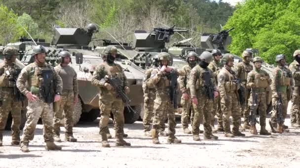 Exercício de treinamento militar, soldados em pé na frente dos tanques — Vídeo de Stock