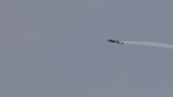 Ikonický americký stíhací letoun z druhé světové války na britské šedé obloze — Stock video