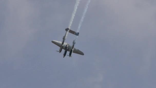 Primer plano de un avión de combate de hélice de la Fuerza Aérea de los Estados Unidos — Vídeos de Stock