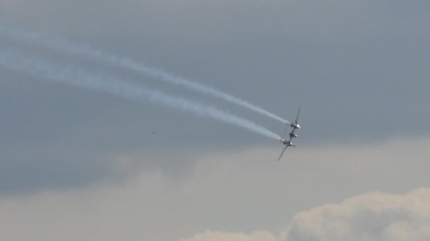 İkinci Dalga Savaşı 'nın güzel tarihi çift motorlu pervaneli savaş uçağı — Stok video