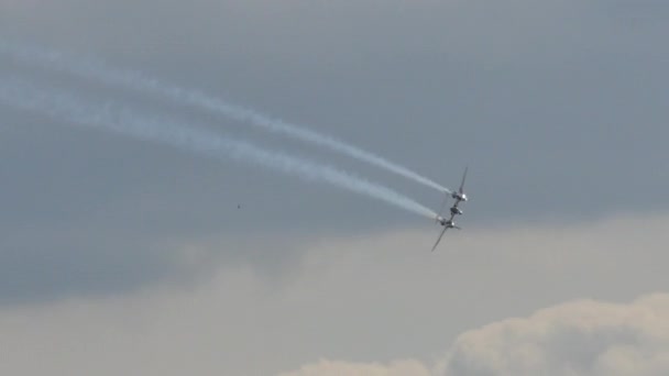 Vackra historiska tvåmotoriga propeller stridsflygplan av andra vågen kriget — Stockvideo