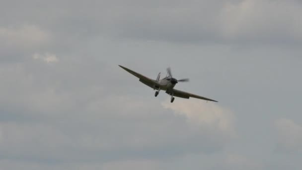 Avión de combate Supermarine Spitfire de la Real Fuerza Aérea de la Segunda Guerra Mundial aterriza — Vídeos de Stock