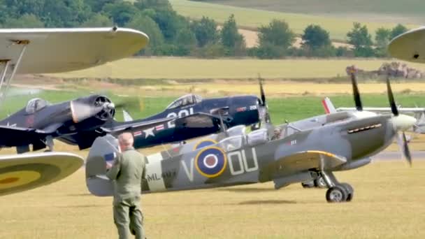 Group of historical fighter planes of the Second World War lined up for take-off — 图库视频影像