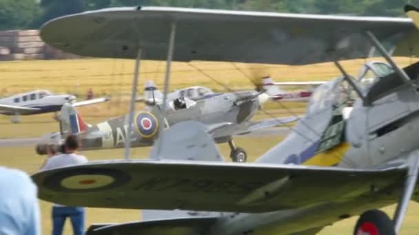 Avion de guerre qui a combattu les nazis la bataille d'Angleterre décolle — Video