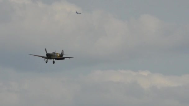 Avion historique de combat à hélice atterrissant. Fermer suivre le tournage. — Video