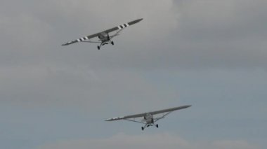 1930 'lu yılların Amerikan hafif uçakları Normandiya istila çizgileri ile uçuyor.