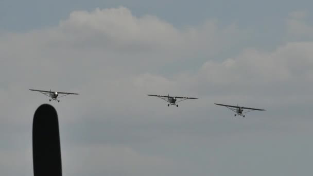 Formation of american light vintage airplanes of World War 2 in formation flight — 비디오