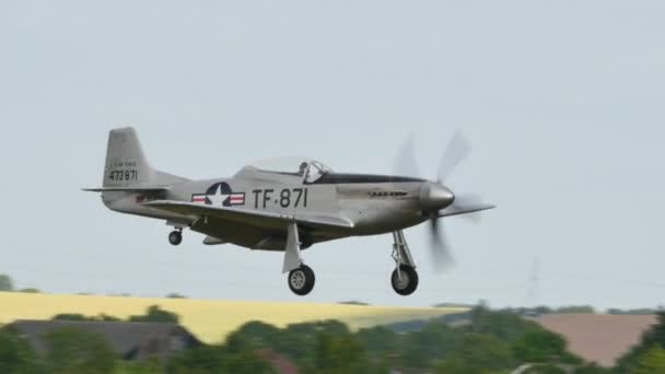 Aviones de combate estadounidenses P-51 Mustang aterrizando en aeródromo — Vídeos de Stock