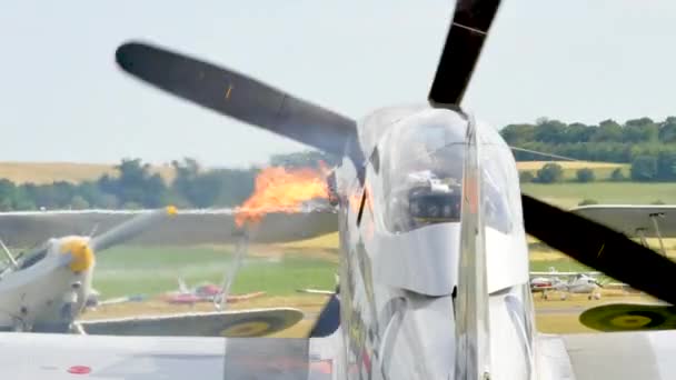 El potente motor Rolls-Royce Merlin se enciende con grandes llamas de los escapes — Vídeos de Stock