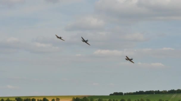 Formación de cazas de hélice británicos utilizados en la batalla de Inglaterra en vuelo — Vídeo de stock