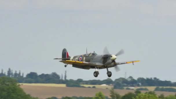 Anglické historické vojenské letadlo se zelenou a hnědou maskovací zemí — Stock video