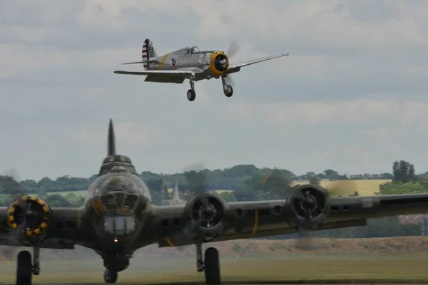 Рідкісний історичний Curtiss P-36 Hawk з La Fayette Indian розфарбований таксис — стокове фото