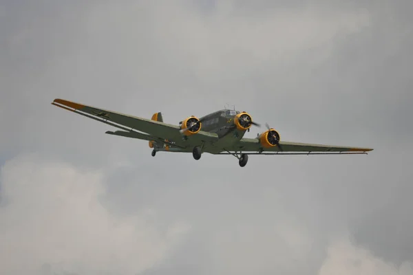 Транспортный самолет Ju 52 Tante Ju немецкого Люфтваффе во время Второй мировой войны — стоковое фото