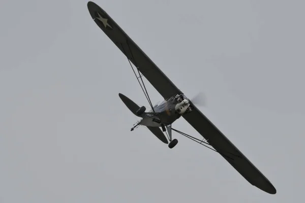 Piper J.3 Cub, L-4 Grasshopper, WW2 reconnaissance and liaison airplanes — Stock Photo, Image