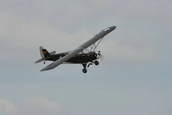 Piper J.3 Cub, L-4 Grasshopper, WW2 reconnaissance and liaison airplanes — Stock Photo, Image