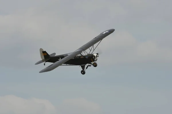 Piper J.3 Cub, L-4 Grasshopper, WW2 reconnaissance and liaison airplanes — Stock Photo, Image