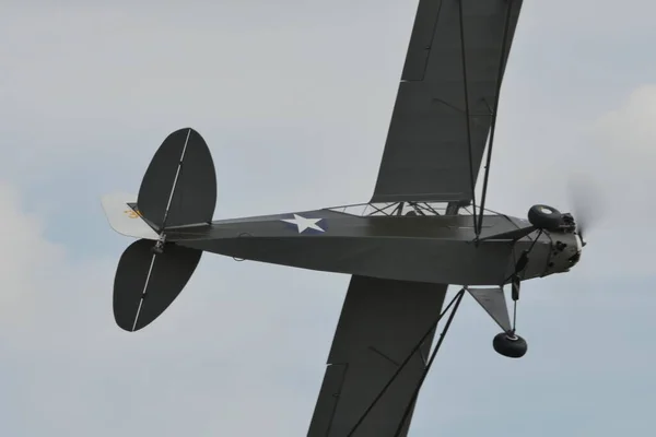 Piper J.3 Cub, L-4 Gräshoppa, WW2 spanings- och sambandsflygplan — Stockfoto