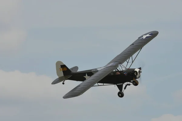 Piper J.3 Cub, L-4 Grasshopper, WW2 felderítő és összekötő repülőgépek — Stock Fotó