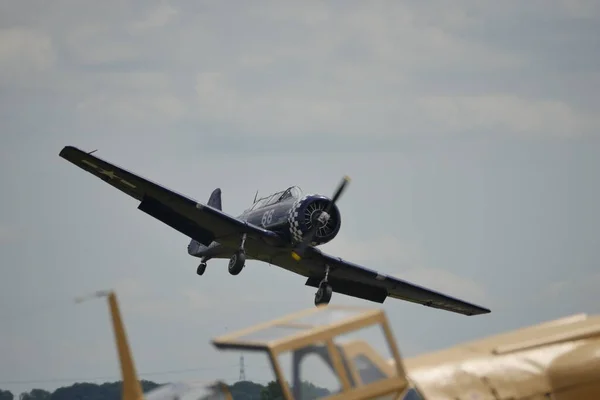North American Aviation T-6 Texaans vintage propeller trainer vliegtuig — Stockfoto