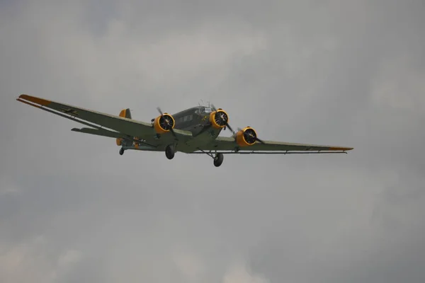 Транспортный самолет Ju 52 Tante Ju немецкого Люфтваффе во время Второй мировой войны — стоковое фото