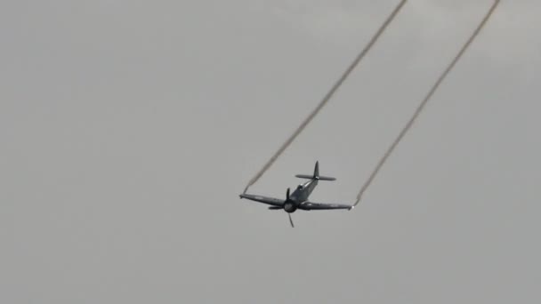 Gran avión de hélice militar volando en el cielo gris con senderos en las puntas de las alas — Vídeos de Stock