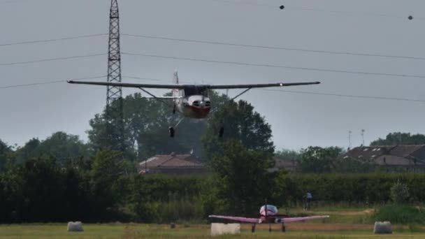 老式Cessna型金属灰色和红色飞机低速和高速通过 — 图库视频影像